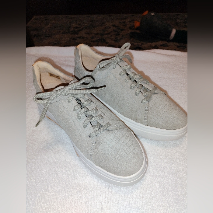 Clark Women's Hollyhock Walking Shoes. Suede Grey/Beige Size 9.5 Like New